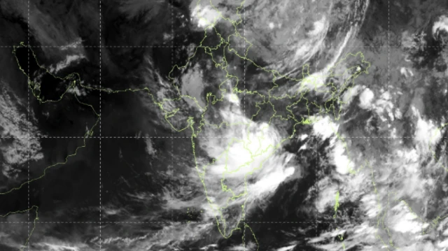 28 જુલાઈએ પશ્ચિમ બંગાળના દરિયાકાંઠાની નજીક ઉત્તરપશ્ચિમ બંગાળની ખાડી પર બનેલું ડીપ ડિપ્રેશન પશ્ચિમ-ઉત્તરપશ્ચિમ તરફ આગળ વધ્યું છે વરસાદી સિસ્ટમ તેના નિર્ધારિત સમય પ્રમાણે આગળ વધે તો આવનારા દિવસોમાં ગુજરાતમાં વરસાદનું જોર ફરી વધી શકે છે બીબીસી ગુજરાતી હવામાન સમાચાર ગુજરાત ખેડૂત ખાતર પાણી વરસાદ ચોમાસું વાવેતર દુકાળ પાણીની અછત પૂર