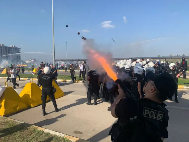 İncirlik Üssü’ne girmeye çalışan Filistin yanlısı protestoculara polis müdahale etti