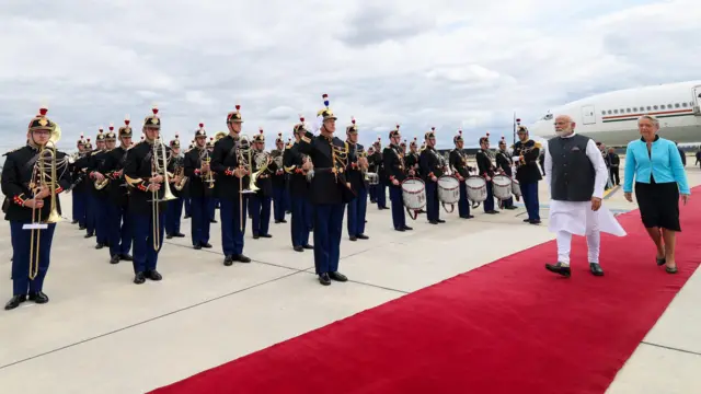 প্যারিসে নরেন্দ্র মোদীকে অভ্যর্থনা জানানো হচ্ছে। ১৩ জুলাই, ২০২৩