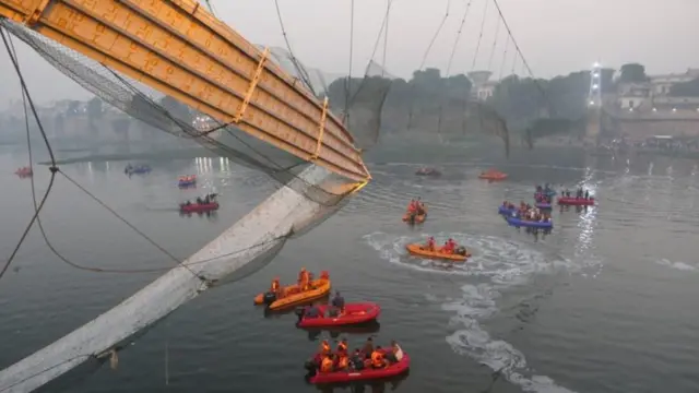 એનડીઆરએફ અને એસડીઆરએફની ટીમો સાથે સ્થાનિક તંત્રની ટીમો પણ બચાવ કામગીરીમાં લાગી ગઈ હતી