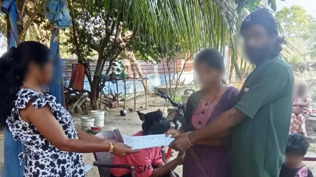  දරුවා රුපියල් 40,000කට මිලදී ගත් කාන්තාවට එම දරුවාගේ මව සහ අනියම් සැමියා ලිපියක් ලබාදෙන අයුරු දැක්වෙන ඡායාරූපය.
