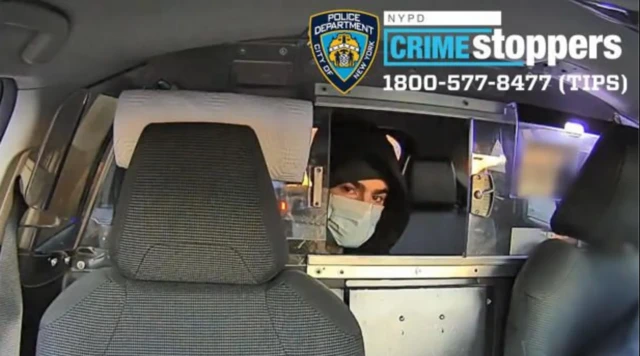 Polisi telah merilis foto terbaru tersangka yang diduga membunuh seorang bos perusahaan asuransi kesehatan di New York.