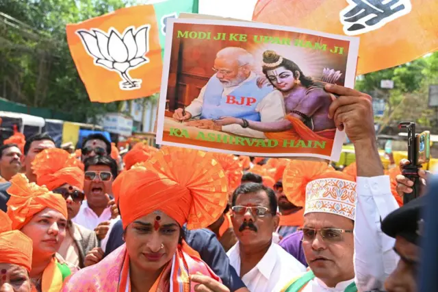 মোদী আর হিন্দু দেবতাদের ছবি নিয়ে প্রচারে মাধবীলতা