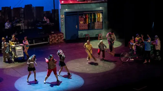 Sejumlah pemain menari dan bernyanyi saat mementaskan lakon musikal 