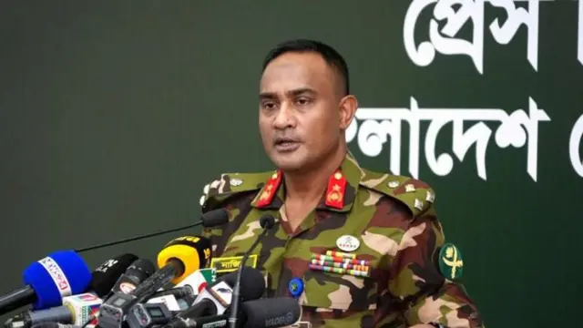 সংবাদ সম্মেলনে কথা বলছেন ব্রিগেডিয়ার জেনারেল মো. নাজিম-উদ-দৌলা