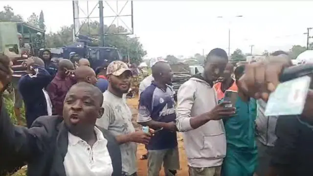 Awọn araalu to mu PVC lọwọ