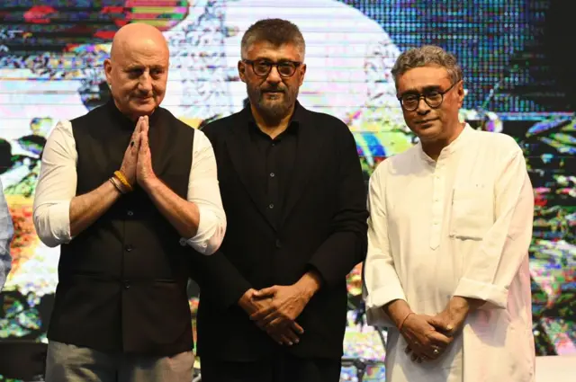 অভিনেতা অনুপম খের ও বিজেপি নেতা স্বপন দাশগুপ্তর সঙ্গে পরিচালক বিবেক অগ্নিহোত্রী