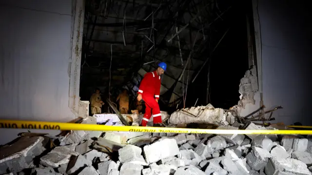 Düğün salonunun çatısının bir kısmının yangın nedeniyle çöktüğü görülüyor 