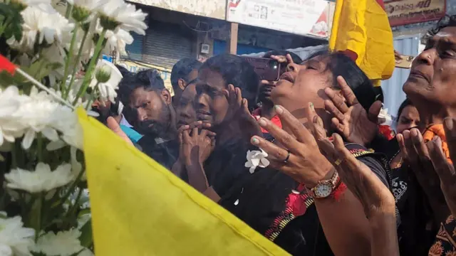 මළ සිරුර කටුනායක ගුවන්තොටුපොළ සිට යාපනය දක්වා රැගෙන යන අවස්ථාවේ අවමංගල්‍යය පෙරහැර (මාර්තු 03 වැනිදා) වවුනියාව නගරයෙන් ආරම්භ කළ අතර, මාන්කුලම, කිලිනොච්චිය ඇතුළු උතුරු පළාතේ ප්‍රධාන නගරවලදී දේහය වෙනුවෙන් අවසන් ගෞරව දැක්වීමේ වැඩසටහන් සංවිධානය කොට තිබුණි.