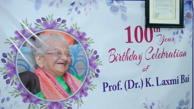 डॉक्टर के लक्ष्मीबाई के सौवें जन्मदिन के उत्सव पर लगाया गया बैनर