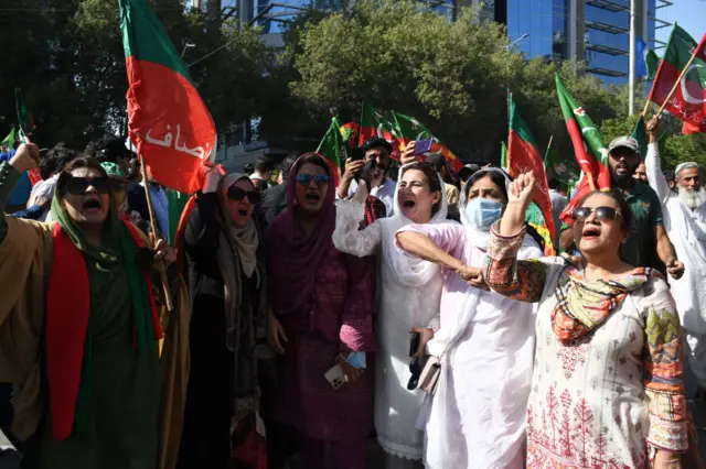 ইমরান খানের গ্রেফতারে করাচিতে ব্যাপক বিক্ষোভ চলছে 