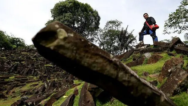 Ahli geologi Danny Hilman meneliti situs megalitik Gunung Padang di Jawa Barat, Indonesia, 6 Juli 2013.