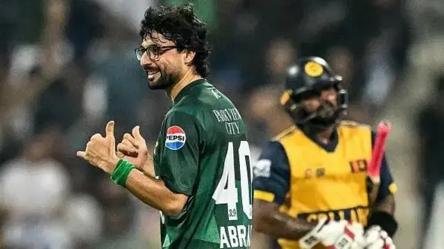 جب ابرار احمد نے ہسرنگا کو بولڈ کر دیا تو ان کے ہی انداز میں وکٹ لینے کا جشن منایا