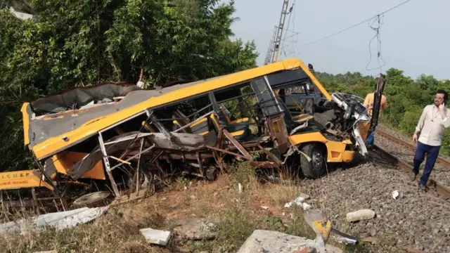 கடலூர், ரயில்வே கேட், பள்ளி வேன், விபத்து, பள்ளி மாணவர்கள் உயிரிழப்பு