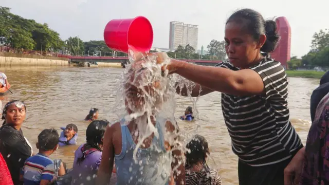 Sementara itu, di Tangerang, Banten, banyak warga mengikuti tradisi "keramas" dengan mandi bersama di Sungai Cisadane, Selasa (21/03) . Tradisi ini diyakini oleh masyarakat setempat sebagai cara bersuci untuk menyambut bulan suci Ramadan. 