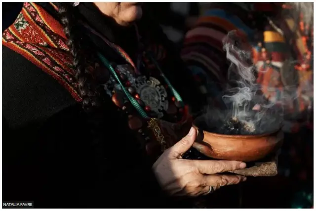 स्थानीय मूलनिवासी पृथ्वी की पूजा करते हैं.