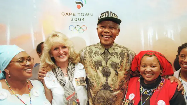 Nelson Mandela (hagati)