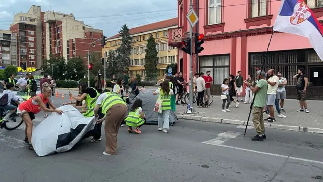 Studenti i građani su razapeli šatore po proglašenju blokade