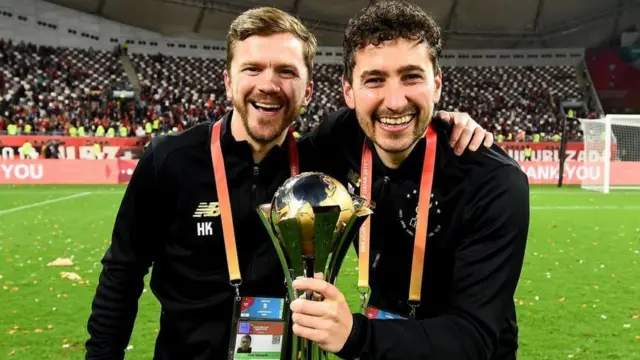 کینگستون (سمت چپ) در جشن قهرمانی لیورپول در جام باشگاه‌های جهان به همراه مارک لیلاند، دیگر تحلیل‌گر این تیم در دسامبر ۲۰۱۹ 