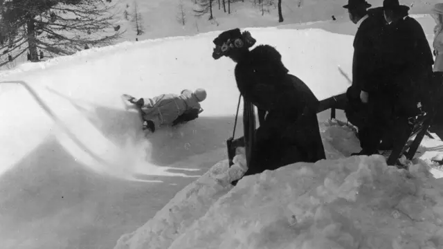 زنان تا سال ۱۹۲۱ شرایط برابری برای حضور در این مسابقه داشتند، اما سپس محروم شدند