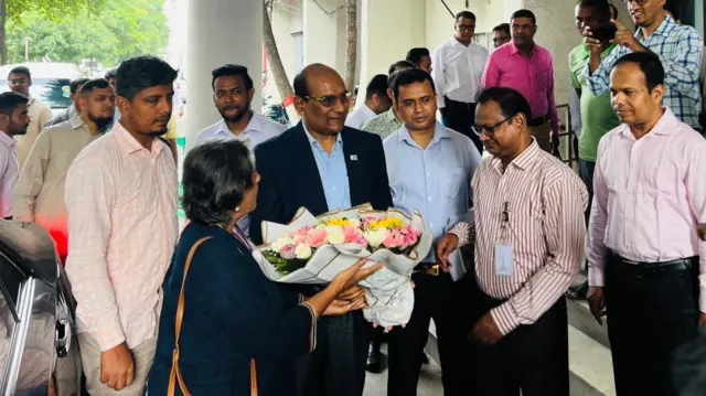 অন্তর্বর্তীকালীন সরকারের উপদেষ্টাদের বরণ করে নেন সচিবালয়ের কর্মকর্তা-কর্মচারিরা