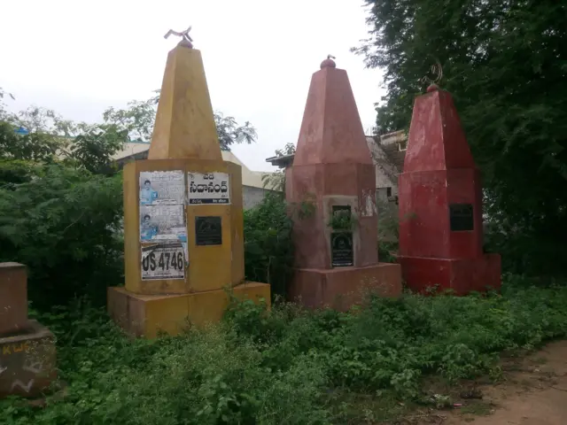 मध्य तेलंगणातील काडावेंडी गावातील थडगी.