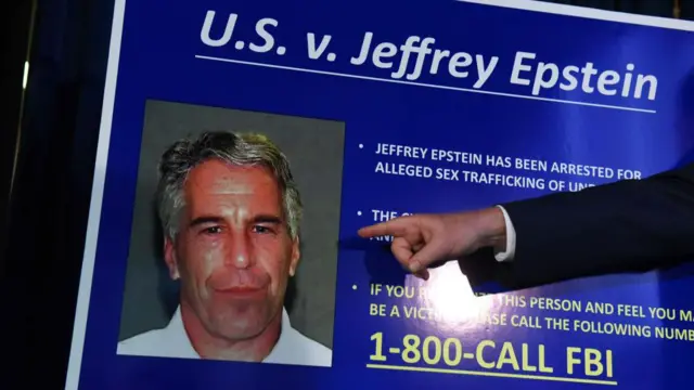 Una foto de Jeffrey Epstein en un cartel del FBI