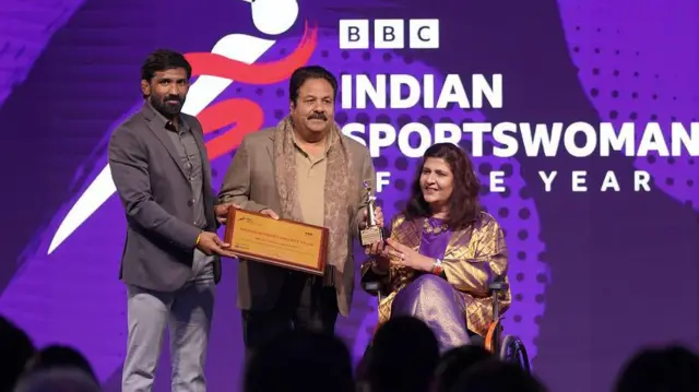 महिला क्रिकेट संघातर्फे पुरस्कार स्वीकारताना राजीव शुक्ला