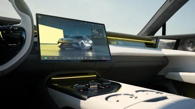 لوتوس امیا به جای آیینه بغل دوربین دارد که تصاویرش در نمایشگری روی در نشان داده می‌شود