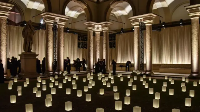 2025年9月27日，米蘭，已故意大利設計師喬治·阿瑪尼（Giorgio Armani）設計的2026春夏女裝系列在米蘭時裝週上發表前的秀場全景。