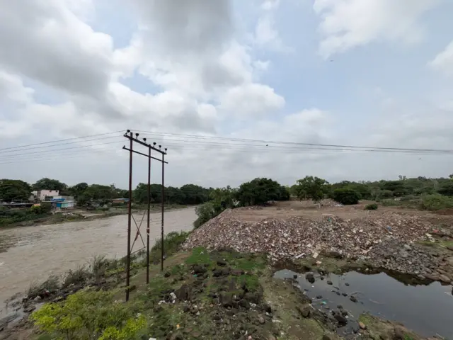 विश्रांतवाडीजवळील टँक रोड ब्रीजवर नदीत टाकलेला भराव 