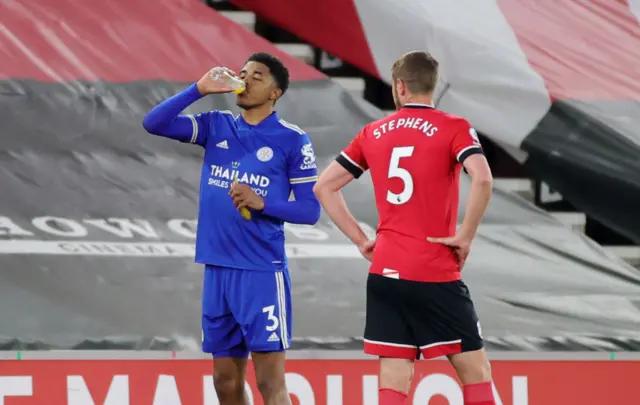 ফুটবলার মাঠে ইফতার