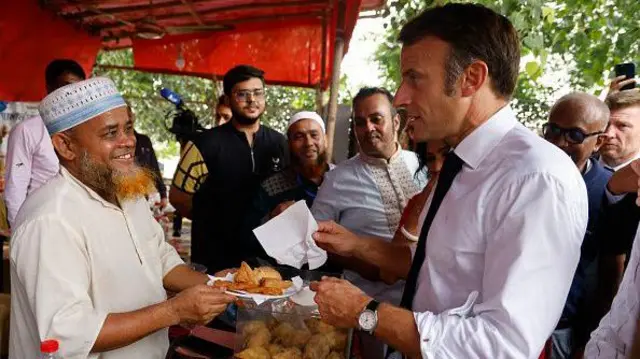 সফরে বিভিন্ন জায়গা ঘুরে দেখেন ফরাসি প্রেসিডেন্ট