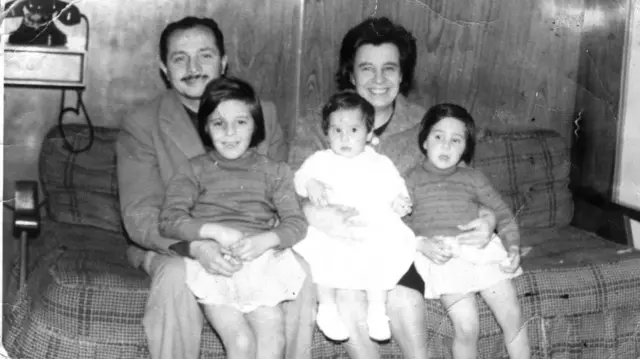 Esther Ballestrino con su marido y sus tres hijas. 