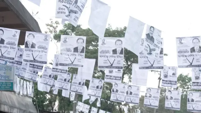 প্রার্থীরা ব্যানার-পোস্টারের মাধ্যমে ভোট চাইছেন সাধারণ ভোটারদের কাছে 