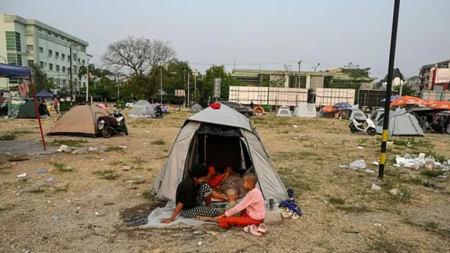 ငလျင်ဒဏ်သင့်ပြည်သူတွေရဲ့ ယာယီတဲတချို့ 