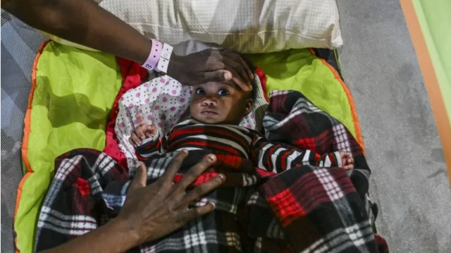 Mata da yara 'yan Sierra Leone, waɗanda masu gidajen da suke yi wa aiki 'yan Lebanon suka kora sannan suka yi watsi da su bayan harin Isra'ila na neman mafaka a Beirut ranar Lahadi. 'Yan Afirka da dama da ke aikatau a ƙasar na cikin irin wannan hali