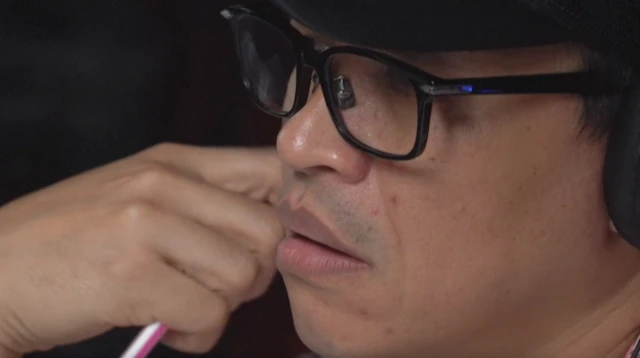 "ครับ พูดช้า ๆ นะครับ ดีแล้ว" วัชรพล จะคอยกำชับผู้เล่า หากพูดเร็ว รัวเกินไป