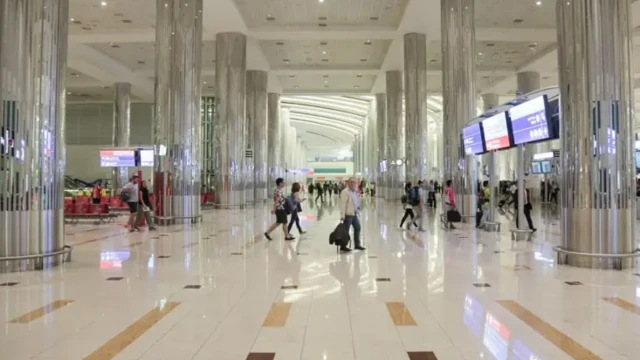 یک سالن فرودگاه که برق می‌زند و مسافران در حال عبور و مرور