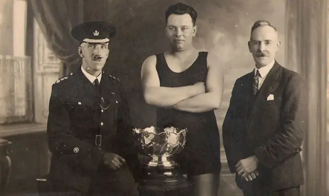 แฟรงก์ พาร์ริงตัน เคยเป็นแชมป์พุ่งหลาวไกลในน้ำของสมาคมนักว่ายน้ำมือสมัครเล่นมาแล้วถึง 11 ครั้ง