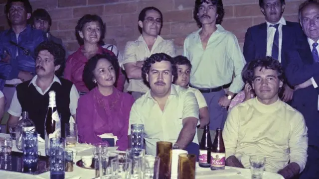 Escobar bersama para politisi lokal Kolombia pada Agustus 1983, saat peresmian pemasangan lampu di salah satu dari puluhan lapangan sepak bola di kawasan permukiman. Saat itu, Escobar adalah anggota parlemen yang punya kekuatan politik.