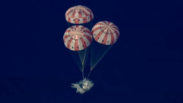 La cápsula Orión en el momento del amerizaje.