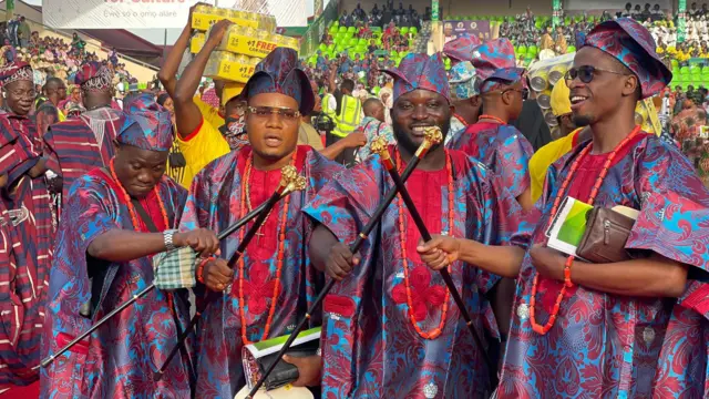 Awọn Ọkunrin ro dẹdẹ kan dudu nibi ayẹyẹ Ojude Oba.