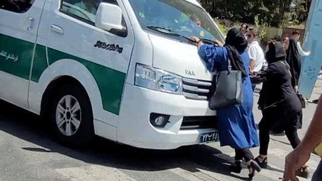 ون گشت ارشاد و زن معترض