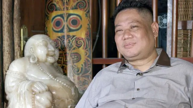 Ki Kusumo next to marble statue