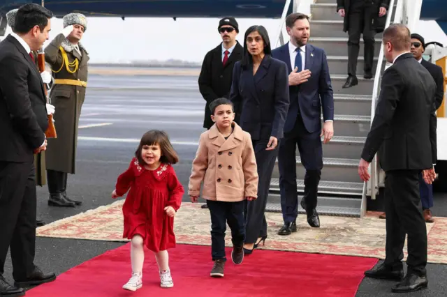 JD Vance, vợ ông, Usha, và các con, Mirabel và Vivek, rời khỏi chuyên cơ Air Force Two tại Yerevan, Armenia vào tháng Hai.