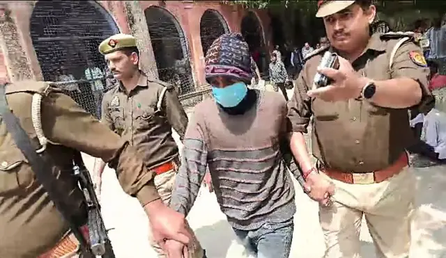 जावेद को सीजेएम कोर्ट में पेश करती पुलिस