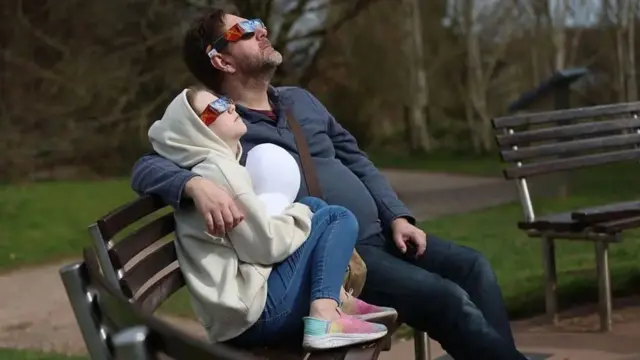 Pessoas em Keele, no Reino Unido, usaram proteção ocular para observar o eclipse parcial