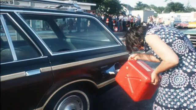 ১৯৭৭ সালে নিউইয়র্কে এক নারী নিজের গাড়িতে নিজে গ্যাসােলিন ভরছেন