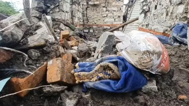 हसनाळमधील घरांची पडझड झाली आहे.